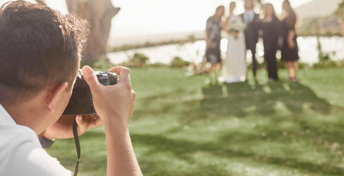 Znaczenie osobistego podejścia w fotografii ślubnej – jak spełnić oczekiwania klientów?