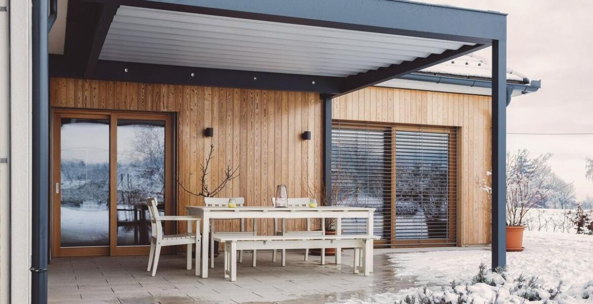 Plandeka na taras - jakie funkcje mogą mieć modele przeznaczone na chłodniejsze miesiące?