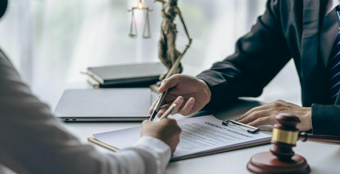 Umowy cywilnoprawne – na co zwrócić uwagę przy ich sporządzaniu z pomocą prawnego radcy?