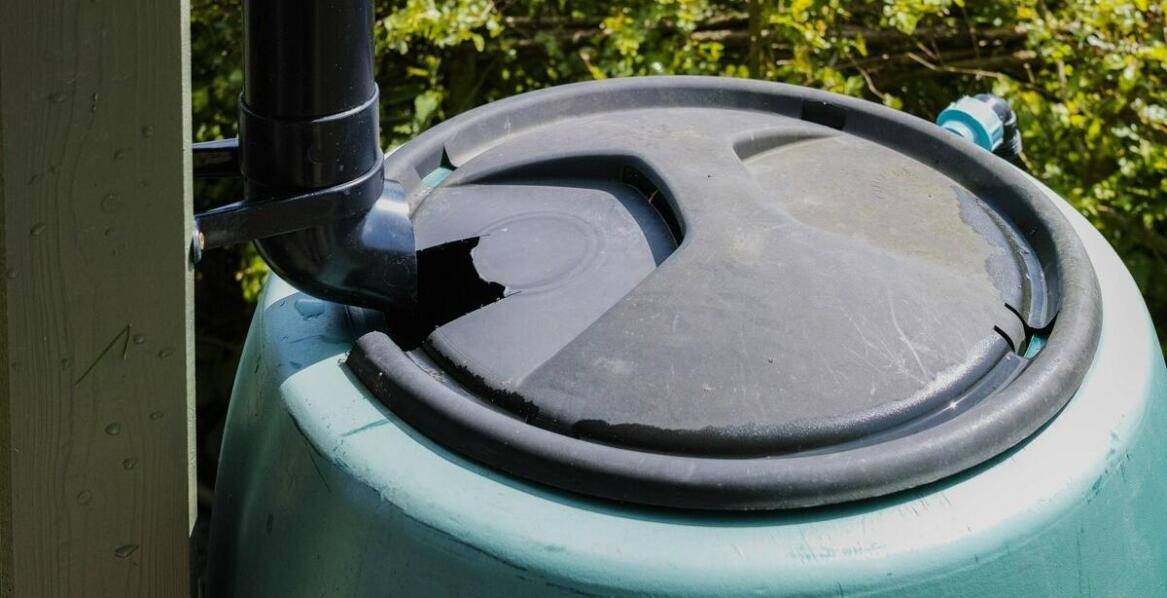 Jak wybrać odpowiedni zbiornik do deszczówki z uwzględnieniem awaryjnego przelewu?