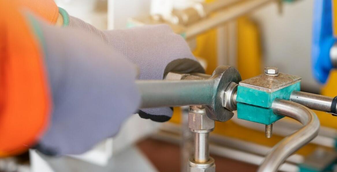 Zastosowanie hydraulicznego szczeliwa w różnych sektorach przemysłowych - co warto wiedzieć?