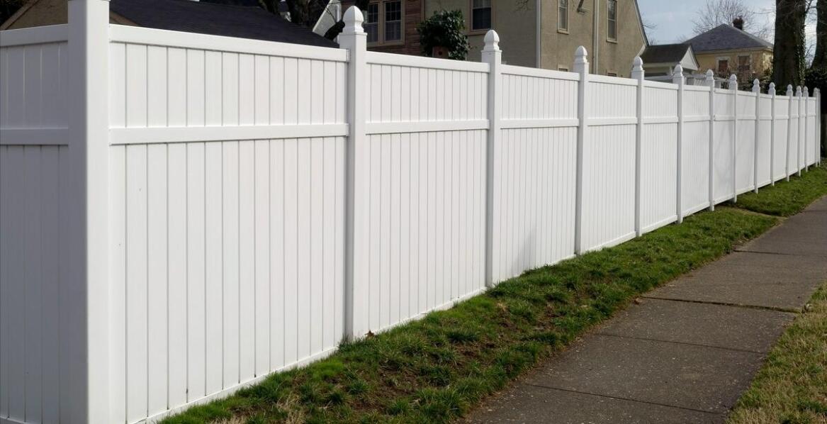 Jak trwałość plastikowych ogrodzeń wpływa na ich popularność wśród klientów?