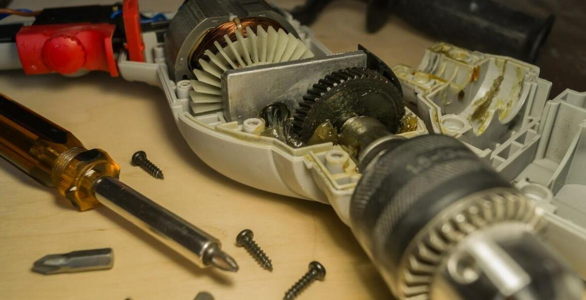 Jak konserwować Bosch GBH 5-40 DCE, aby zapewnić jego długowieczność?