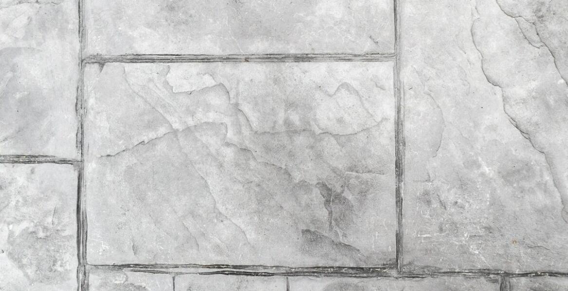 Czy posadzki z naturalnego kamienia są odporne na wilgoć i zabrudzenia?