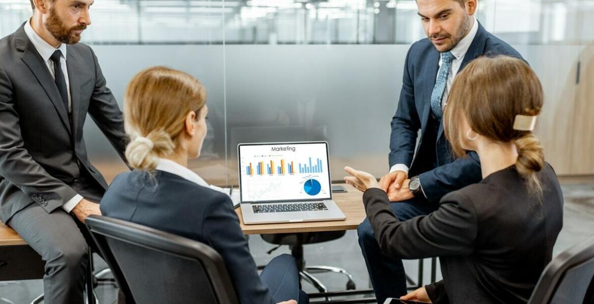 Jakie są kluczowe elementy efektywnego zarządzania dla ogłoszeń?