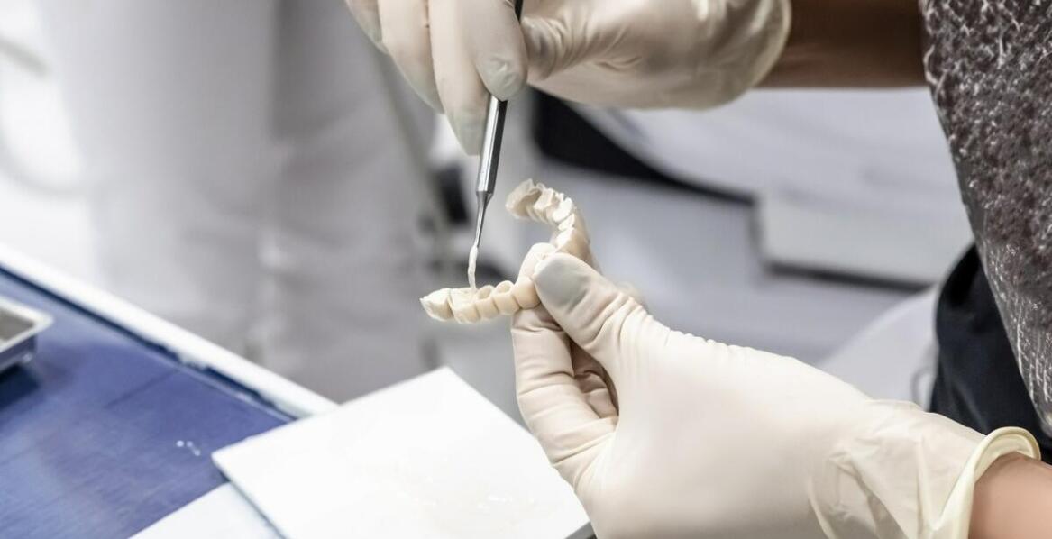 Zastosowanie celuloidowych pasków w nowoczesnych formówkach stomatologicznych