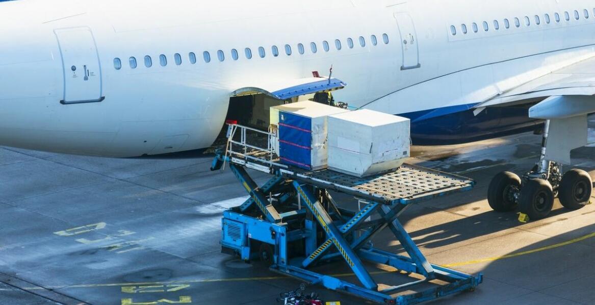 Jak zorganizować transfer z parkingu do terminala dla podróżujących amerykańską awionetką?