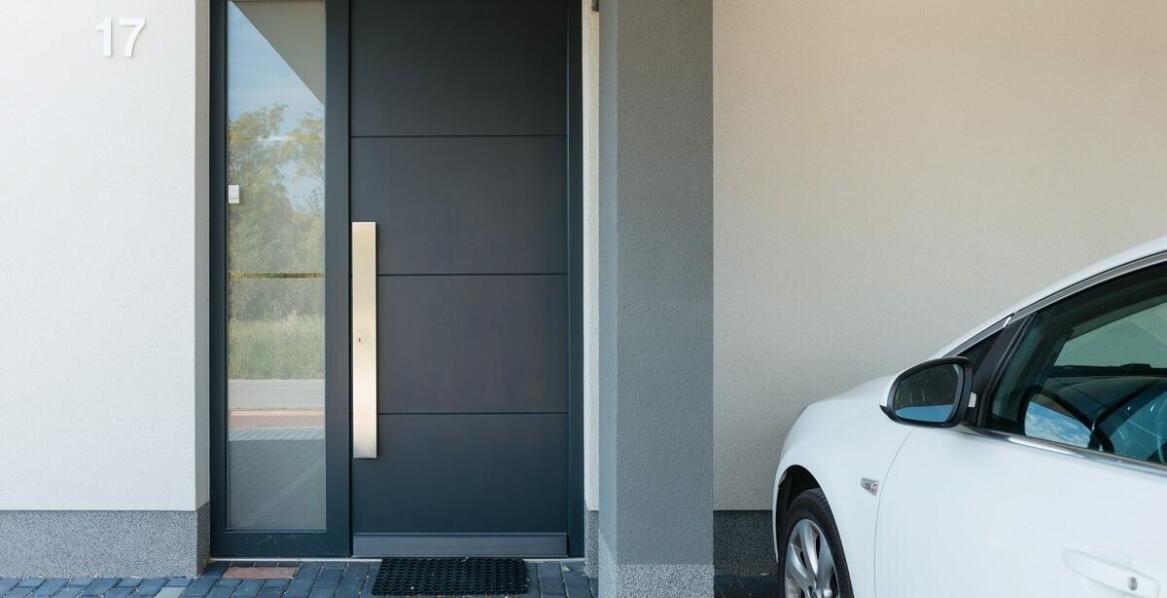 Cyfry na dom a oświetlenie – jak zapewnić ich widoczność w nocy?