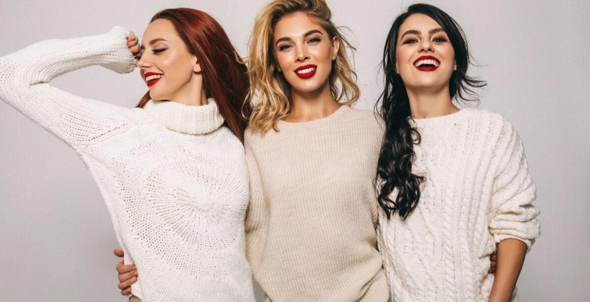 Dopasowane damskie swetry – jak je stylizować na różne okazje?