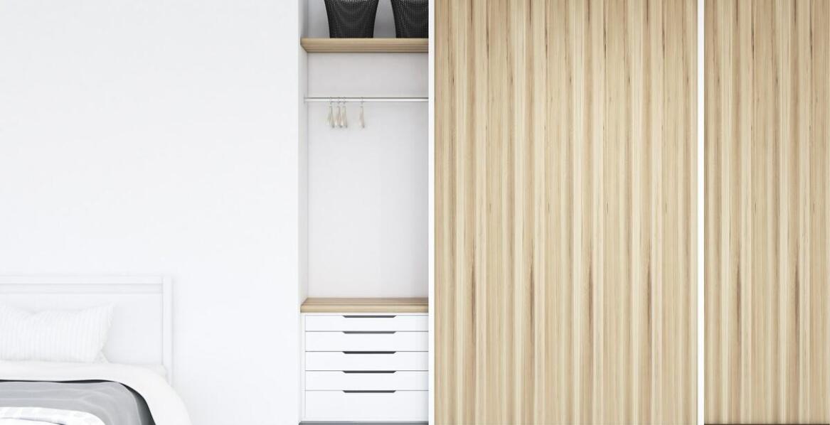 Jak okleiny na szafę mogą zmienić wygląd w sypialni?