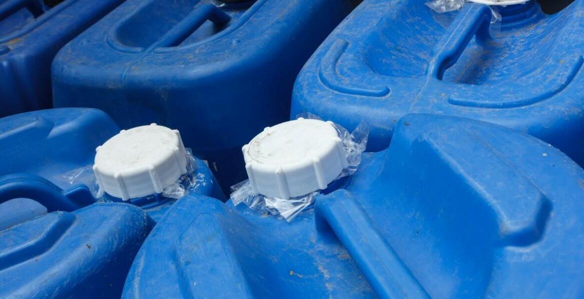 Niebieskie pojemniki – estetyka czy funkcjonalność?