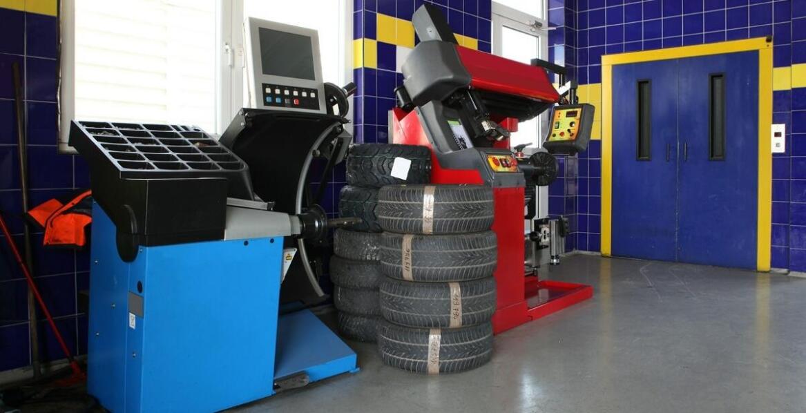 Wyposażenie wulkanizacyjnego warsztatu a zadowolenie klienta – kluczowe aspekty