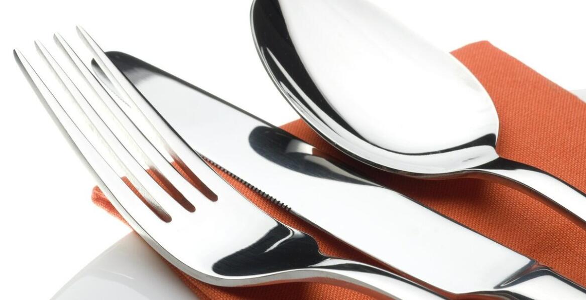 Zestaw sztućców w walizce – co powinien zawierać idealny zestaw?