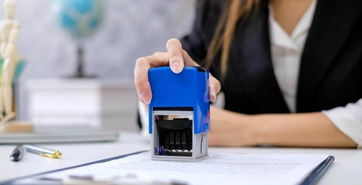 Kluczowe zalety firmowych pieczątek w zarządzaniu dokumentacją