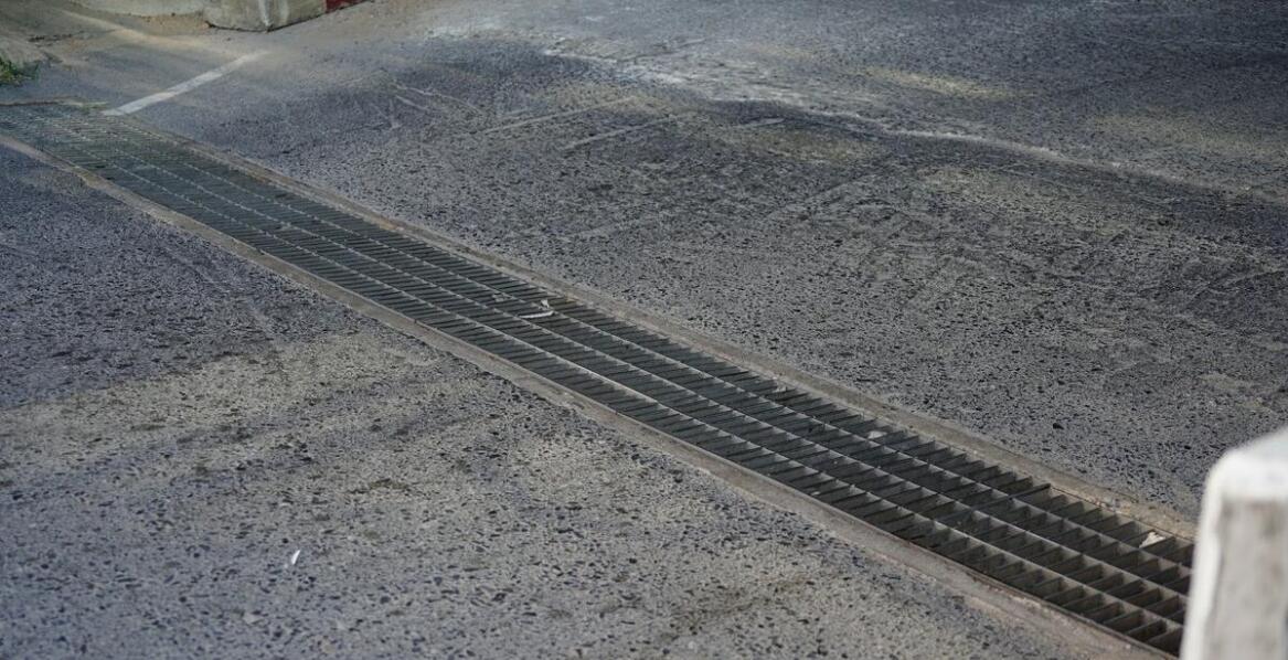 Jakie są wyzwania związane z konserwacją betonowych separatorów drogowych?