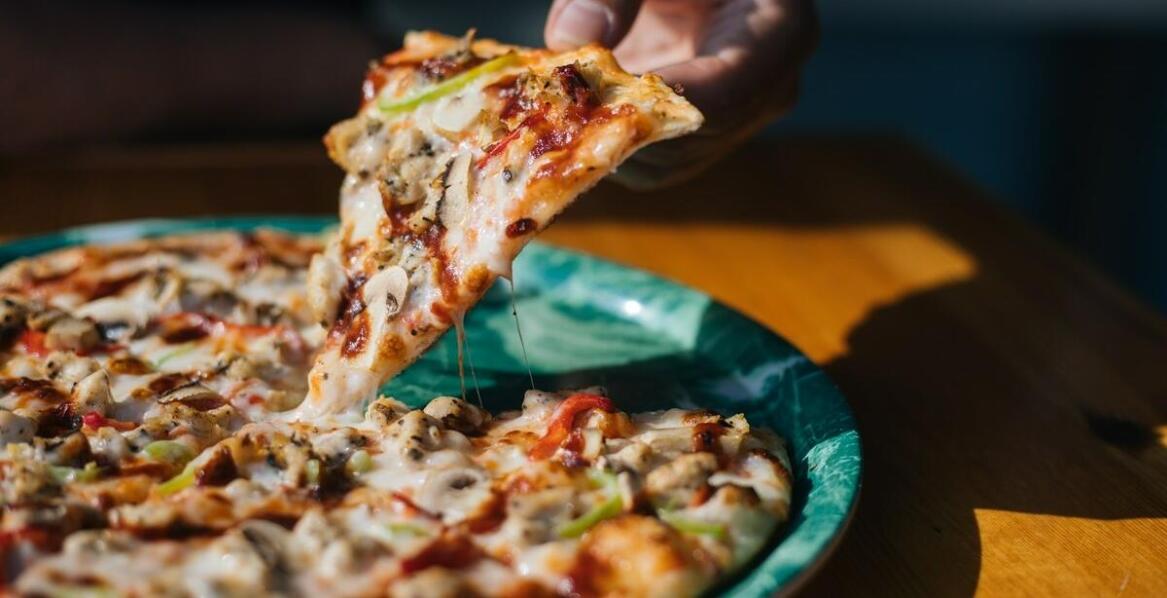 Historia pizzy stadionowej – jak powstał ten kulinarny fenomen?