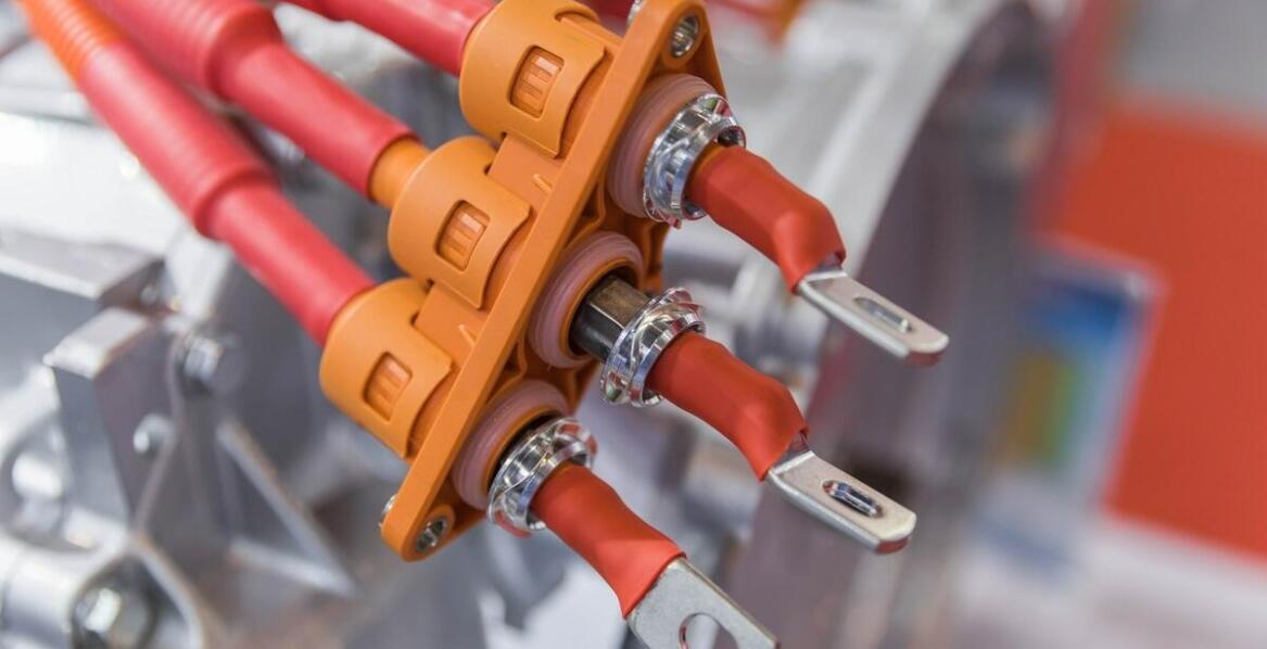 Znaczenie komponentów Huber Suhner dla efektywności energetycznej w transporcie