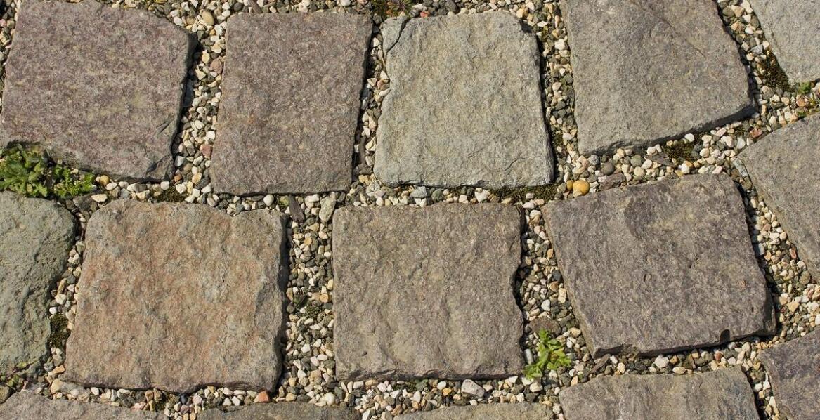 Świat kamienia: jak ozdobne kamienie wpływają na estetykę i funkcjonalność zewnętrznych przestrzeni?