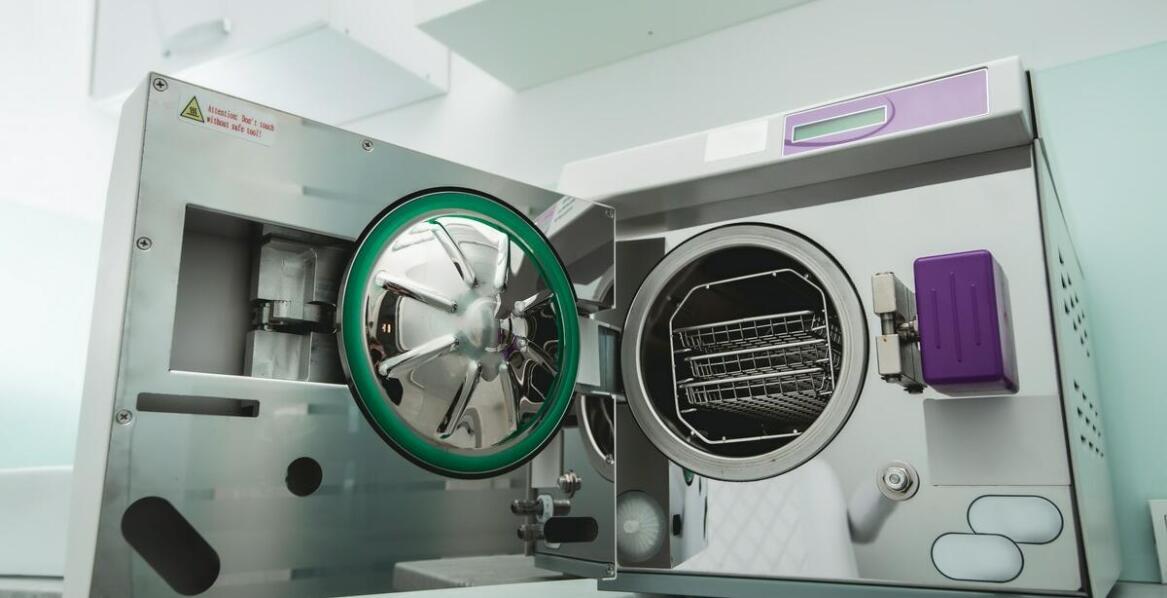 Jakie innowacyjne rozwiązania oferują współczesne pionowe autoklawy dla laboratoriów?