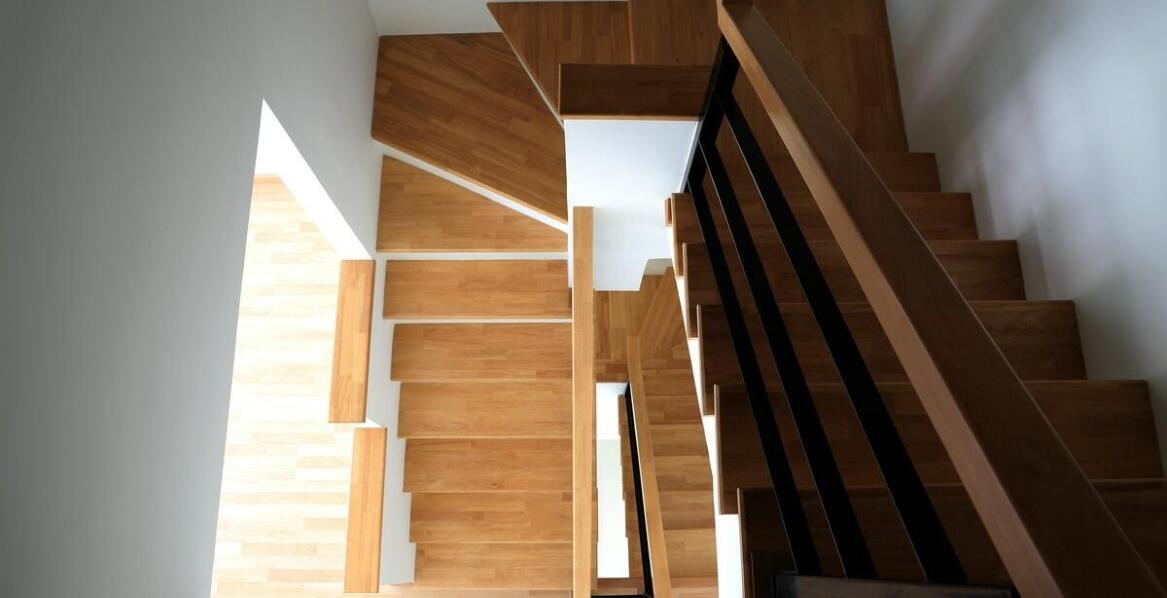Akcesoria do schodów: co pasuje do dębowych schodów, a co do jesionowych schodów?