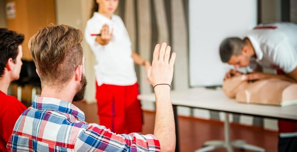 Kursy pierwszej pomocy w szkołach – jakie korzyści dla uczniów?