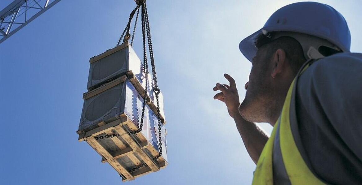 Jakie są zalety korzystania z samochodowych dźwigów w transporcie materiałów?