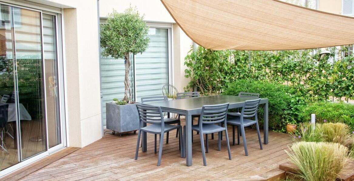 Plandeki na taras - jak mogą ułatwić organizację przyjęć letnich i spotkań?