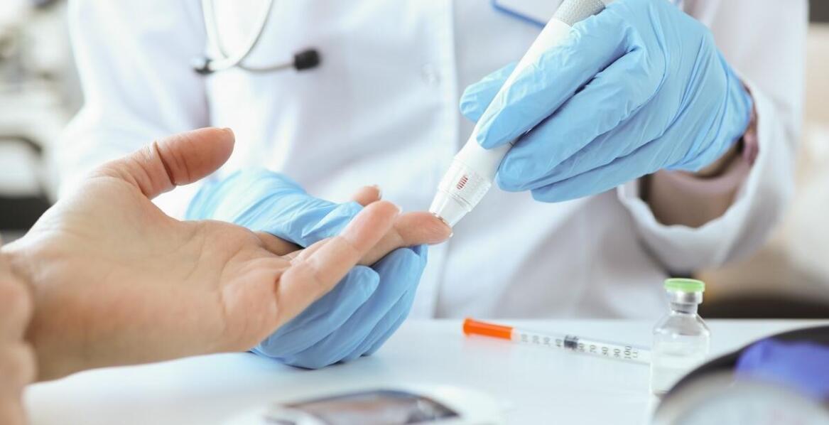 Rola postu przed badaniem krwi: ile godzin nie jeść, aby zapewnić dokładność wyników?