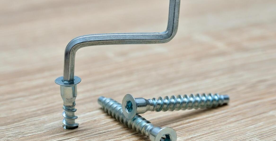 Wysuwany łącznik z półką LG jako innowacyjne rozwiązanie w projektowaniu mebli