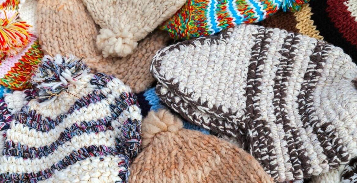 Stylowe i ciepłe czapki z pomponem dla chłopców – co warto wiedzieć?