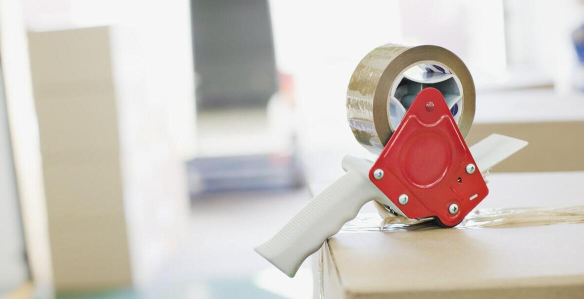 Jak dyspensery ułatwiają proces pakowania samoprzylepnymi taśmami?