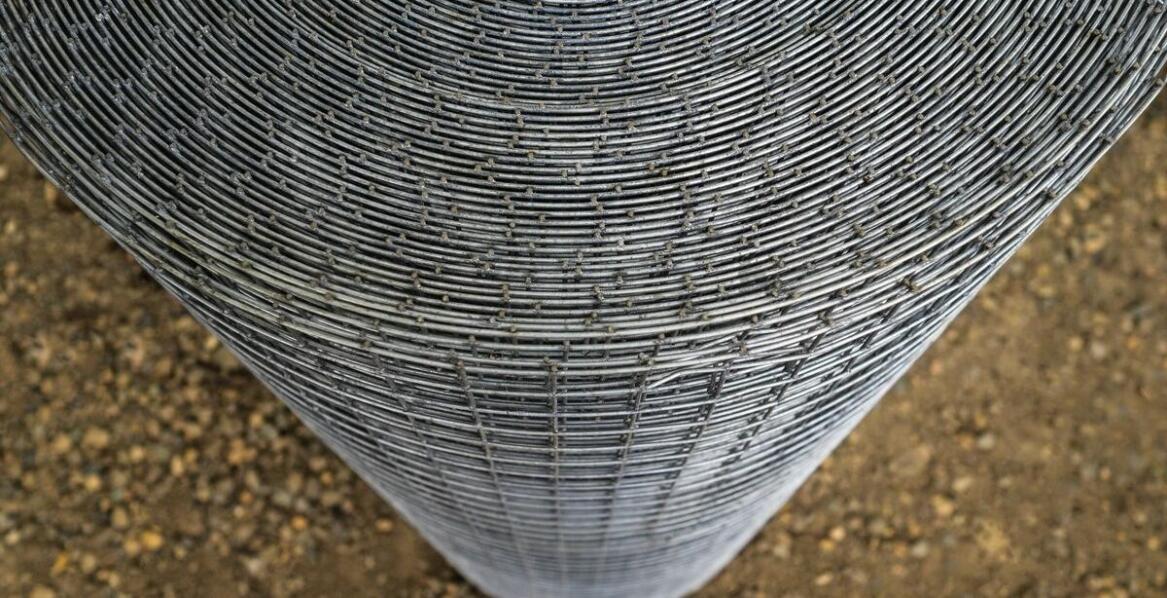 Jak zgrzewana siatka 50x50 wpływa na trwałość ogrodzenia?