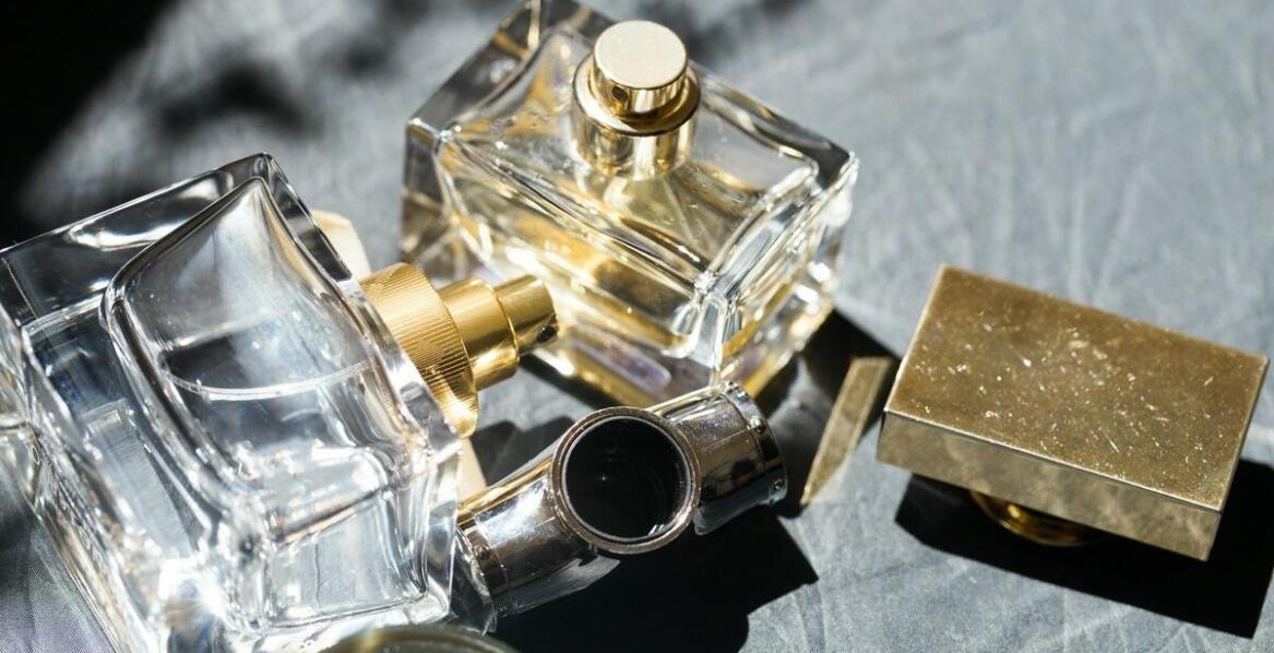 Rola designu butelek w odróżnieniu marki perfum od konkurencji.