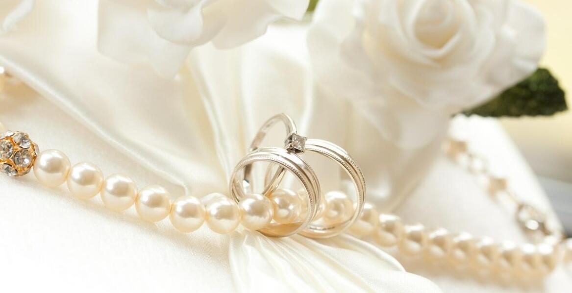 Biżuteria jako uzupełnienie ślubnej sukni na zamówienie – jak dokonać wyboru?