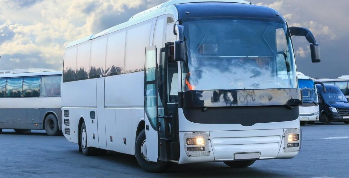 Wynajem busa a logistyka dużych wydarzeń – co oferujemy dla organizatorów?