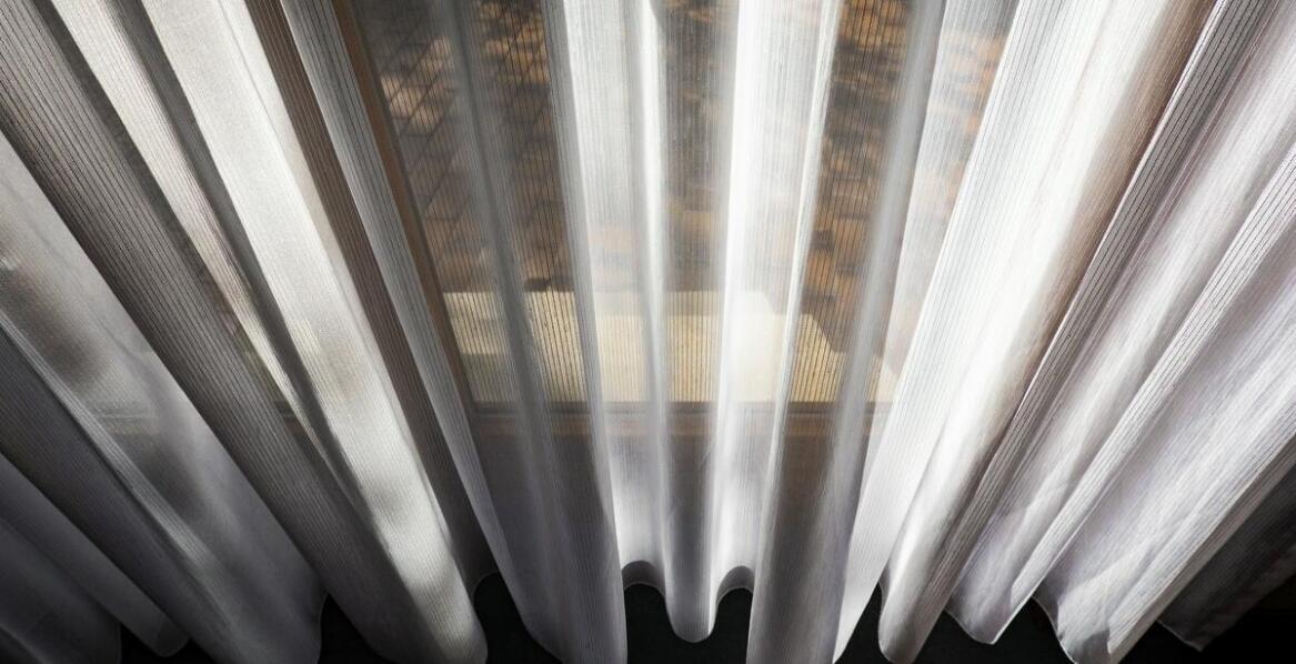 Firanka o wysokości 90 cm – jakie kolory najlepiej pasują do salonu?