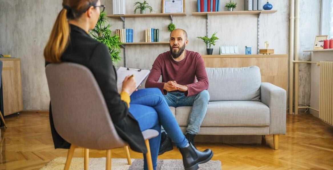 W jaki sposób małżeńska terapia pomaga parom w codziennym życiu?