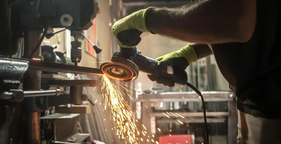 Ocieplony garaż blaszany jako przestrzeń dla hobbystów – jak ją zagospodarować?