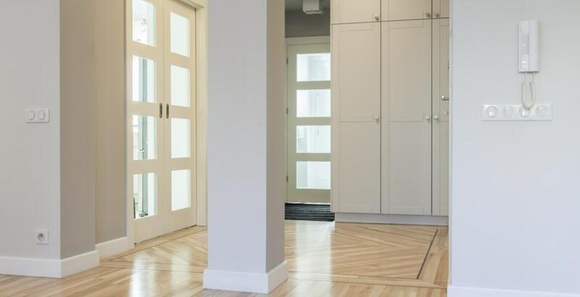 Zalety zastosowania listew wykończeniowych z drewna w aranżacji wnętrz