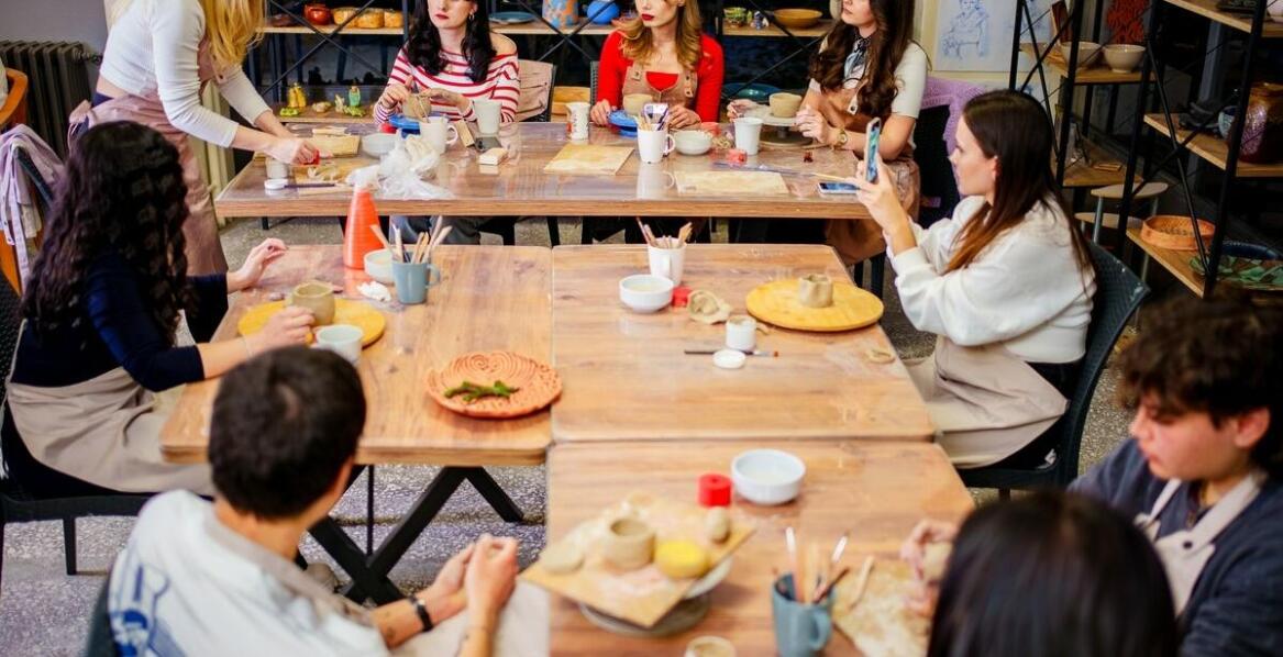 Wprowadzenie do podstawowych zasad kompozycji w malarstwie na kursach dla początkujących.