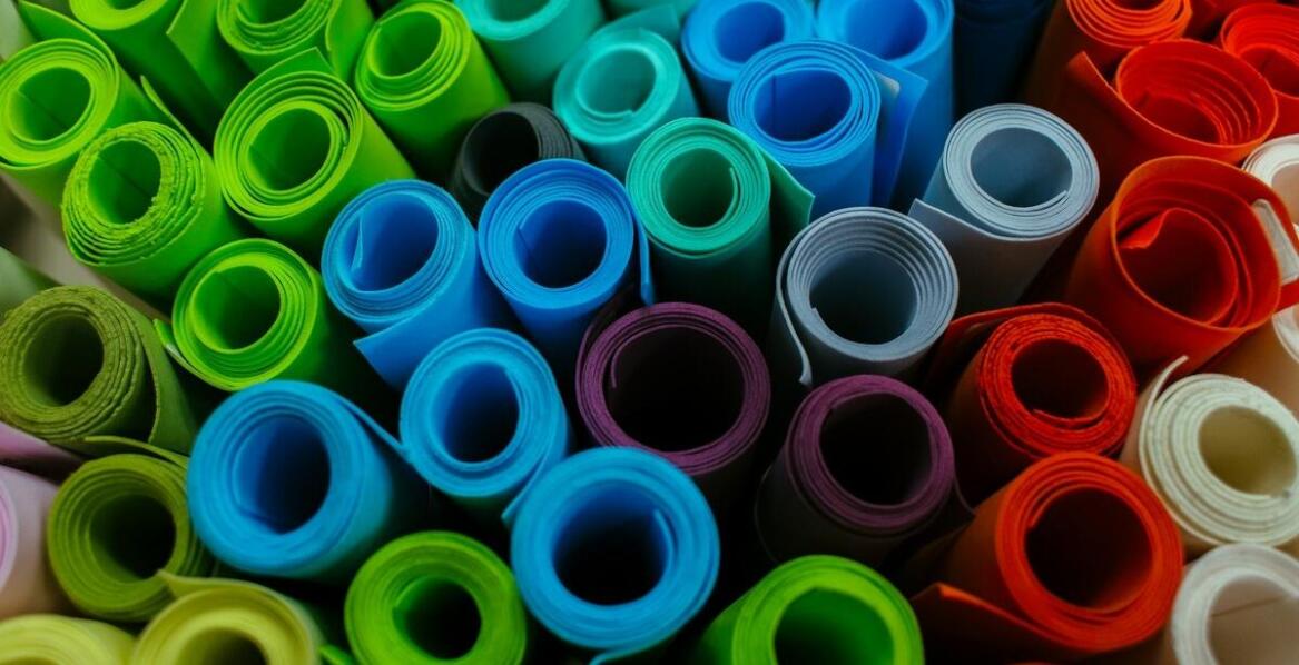 Jakie kolory i faktury plexi są dostępne w nowoczesnej produkcji?