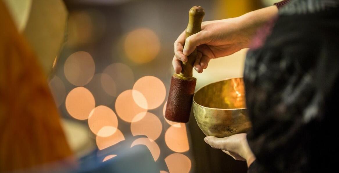 Jak dźwiękowe sesje z tybetańskimi misami wpływają na układ nerwowy?