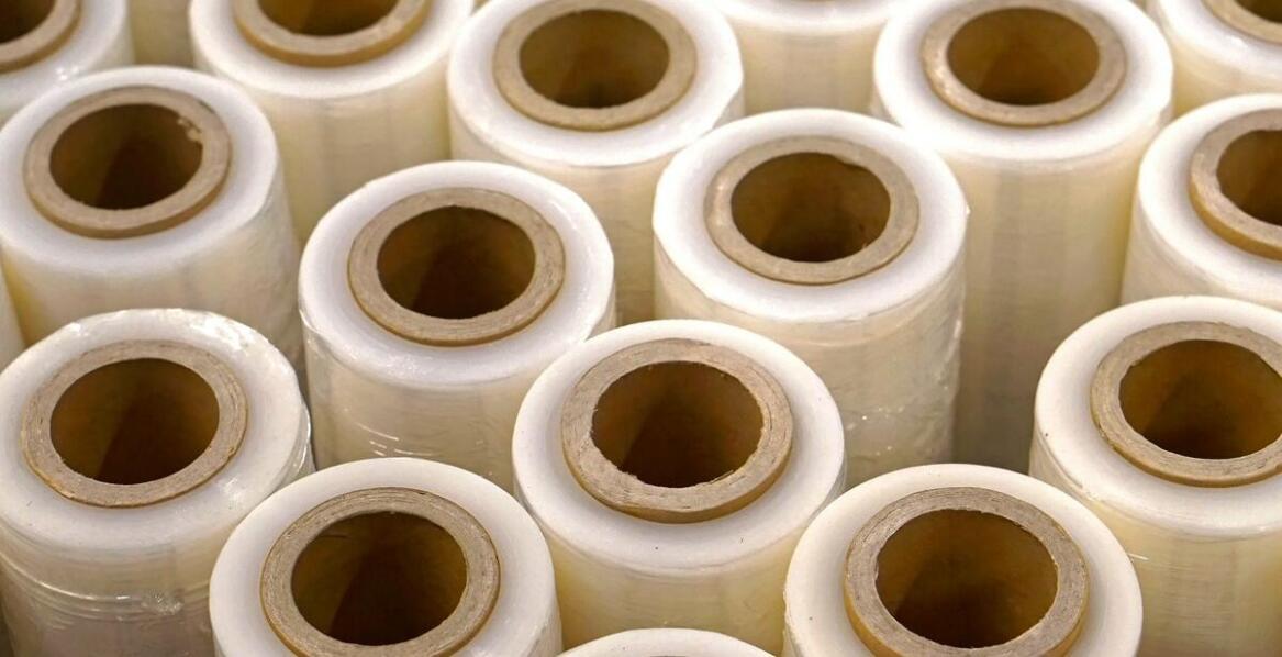 Jak termokurczliwe folie wspierają logistykę w przemyśle e-commerce?