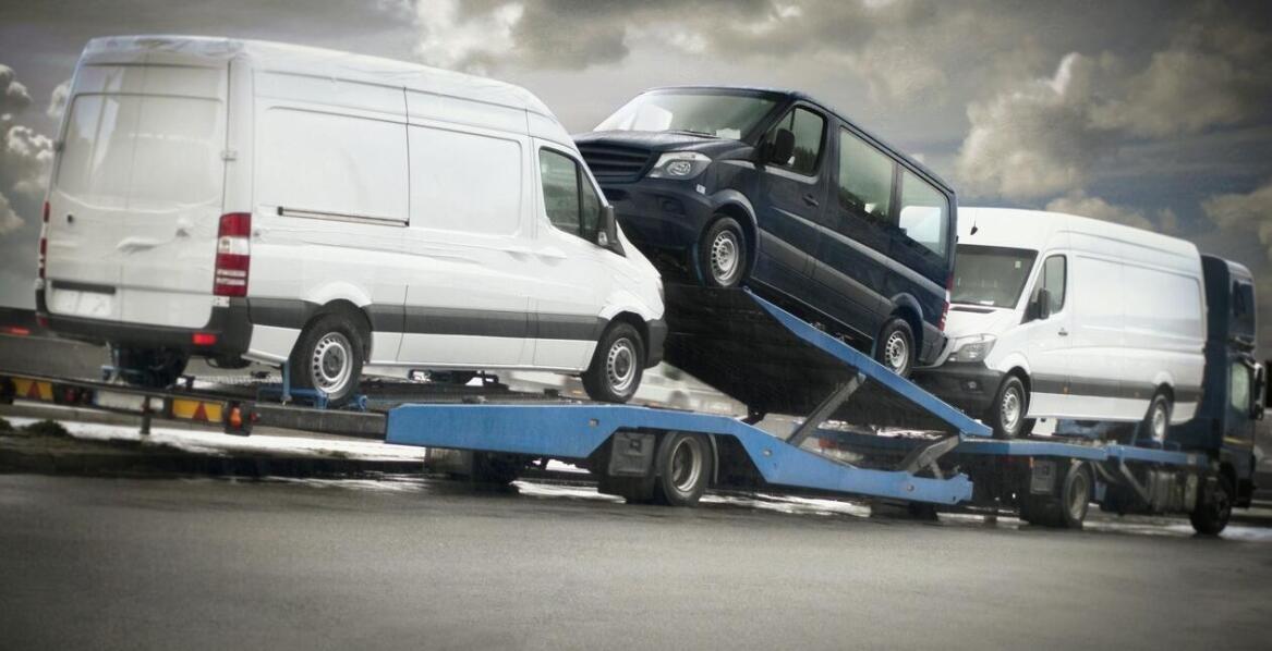 Kluczowe cechy samochodowych lawet dla branży transportowej