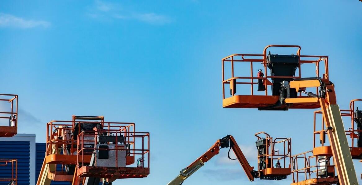 Jak koszowe podnośniki wspomagają prace budowlane na wysokości?