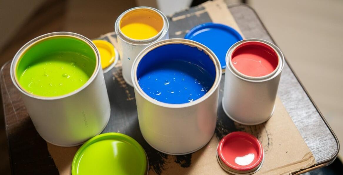 Farby do drewna do wnętrz – jakie są ich dodatkowe funkcje zabezpieczające?