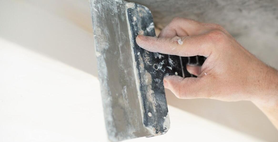 Tynkowanie i szpachlowanie – klucz do idealnie gładkich ścian.