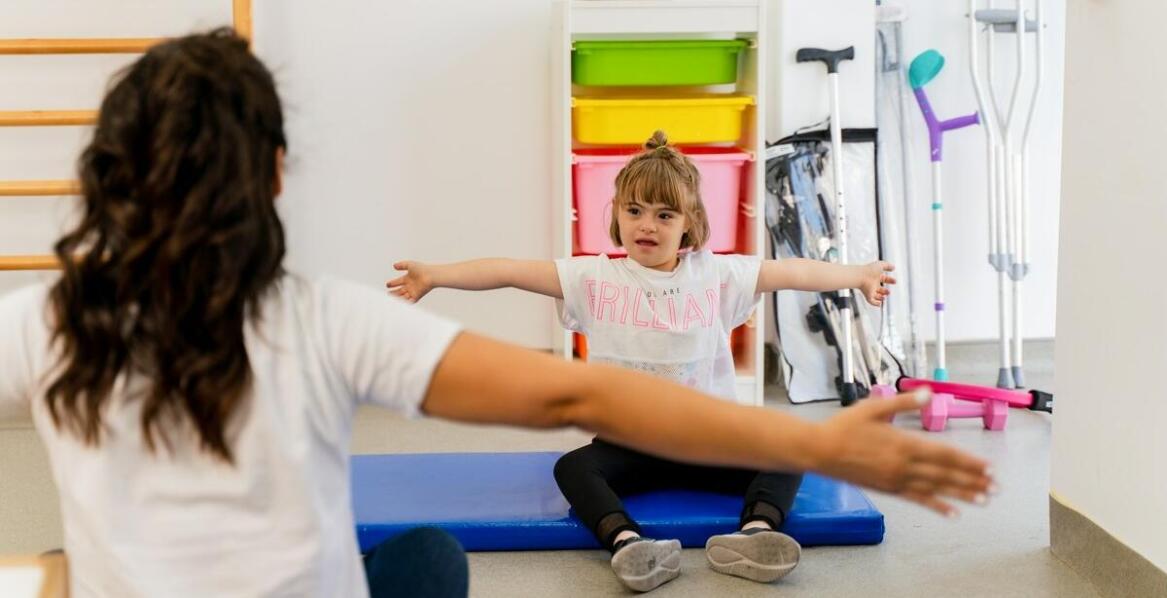 Jak terapia pierwotnych odruchów wpływa na rozwój dużej motoryki?