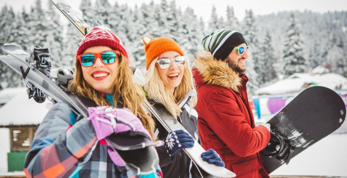 Różnice między amatorskimi a profesjonalnymi narciarskimi kurtkami – co wybrać?