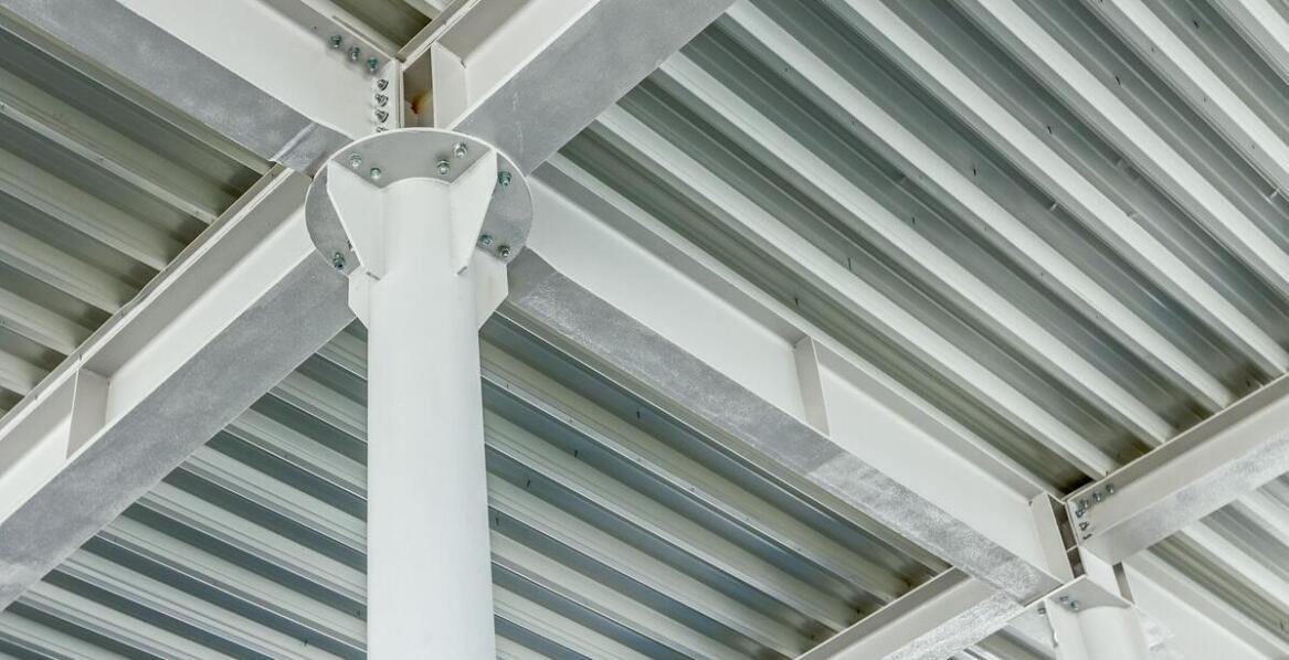 Jakie są zalety stalowych konstrukcji w kontekście odporności na warunki atmosferyczne?